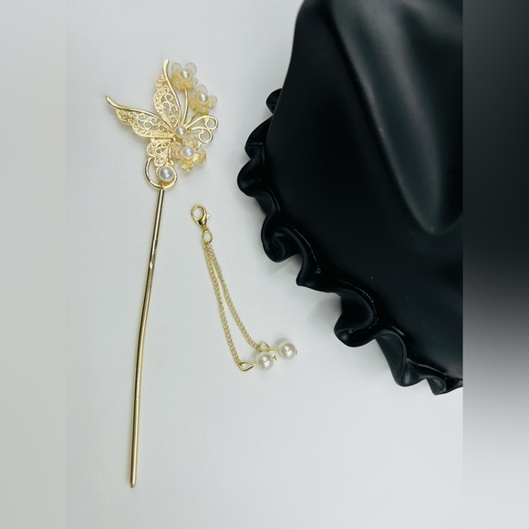 Elegant Gold Butterfly Hairpin with Pearls - Picture 3 of 4